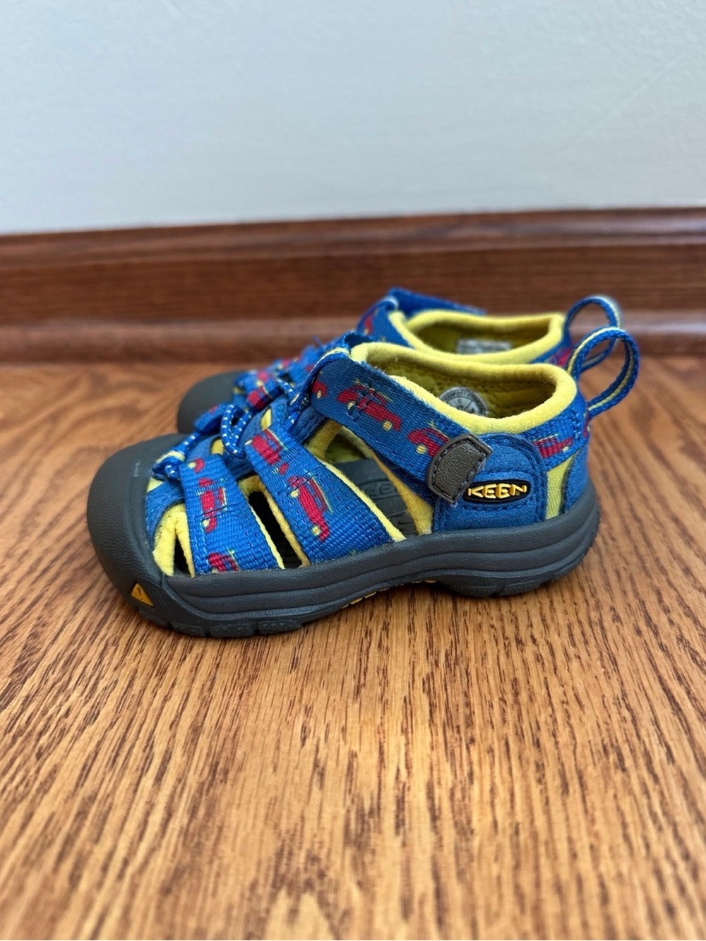 KEEN Newport Sandals Boys 5 Blue/Yellow Cars